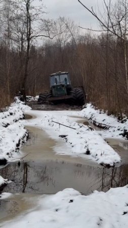 Т150 пробивается через болото