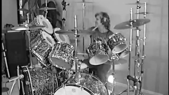 Queen - Tie Your Mother Down смотреть онлайн