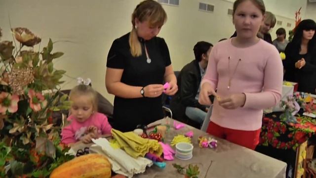 Подростки Анапы на фестивале клубов по месту жительства учились лепить вареники
