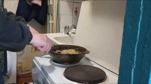 готовлю бич пакет на сковородке на завтрак