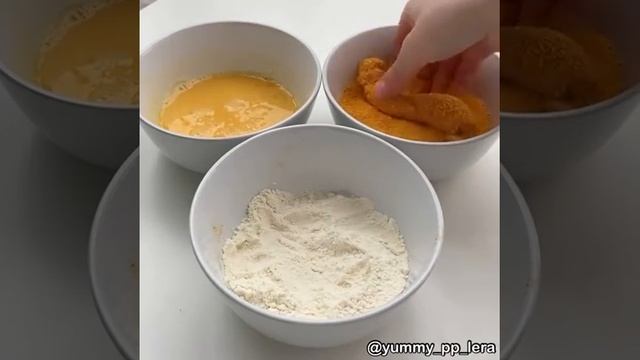 Куриные  стрипсы в духовке с сырным соусом