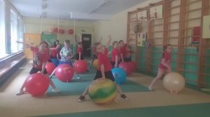 Танец с фитболами "Динь- динь, детский сад"