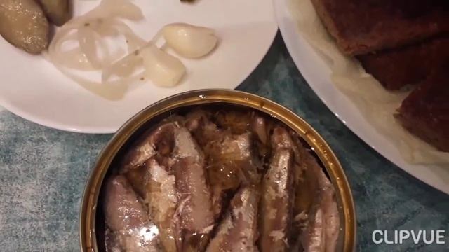 Солёные огурцы в меню.
