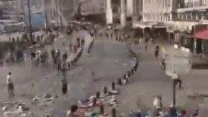 Русские фанаты во Франции поют песни и нападают на французов .