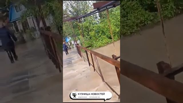 Река сносит мост в Новокузнецке