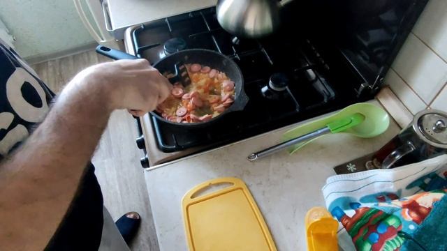 Реальный завтрак 25 - Яичница с сосисками, луком и помидорами