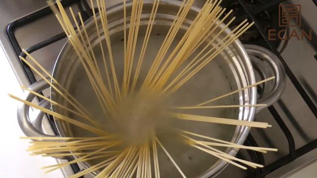 SPAGHETTI Con pomodorini al forno, serviti sui nuovi piatti della collezione le Casette di EGAN