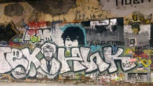 Фанаты Цоя возвращают его стене на Арбате прежний облик