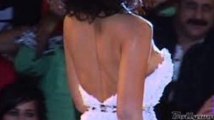 kangana ranaut breast show in public