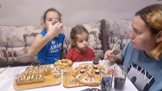 Мукбанг с девочками. Роллы и пицца 🍕.