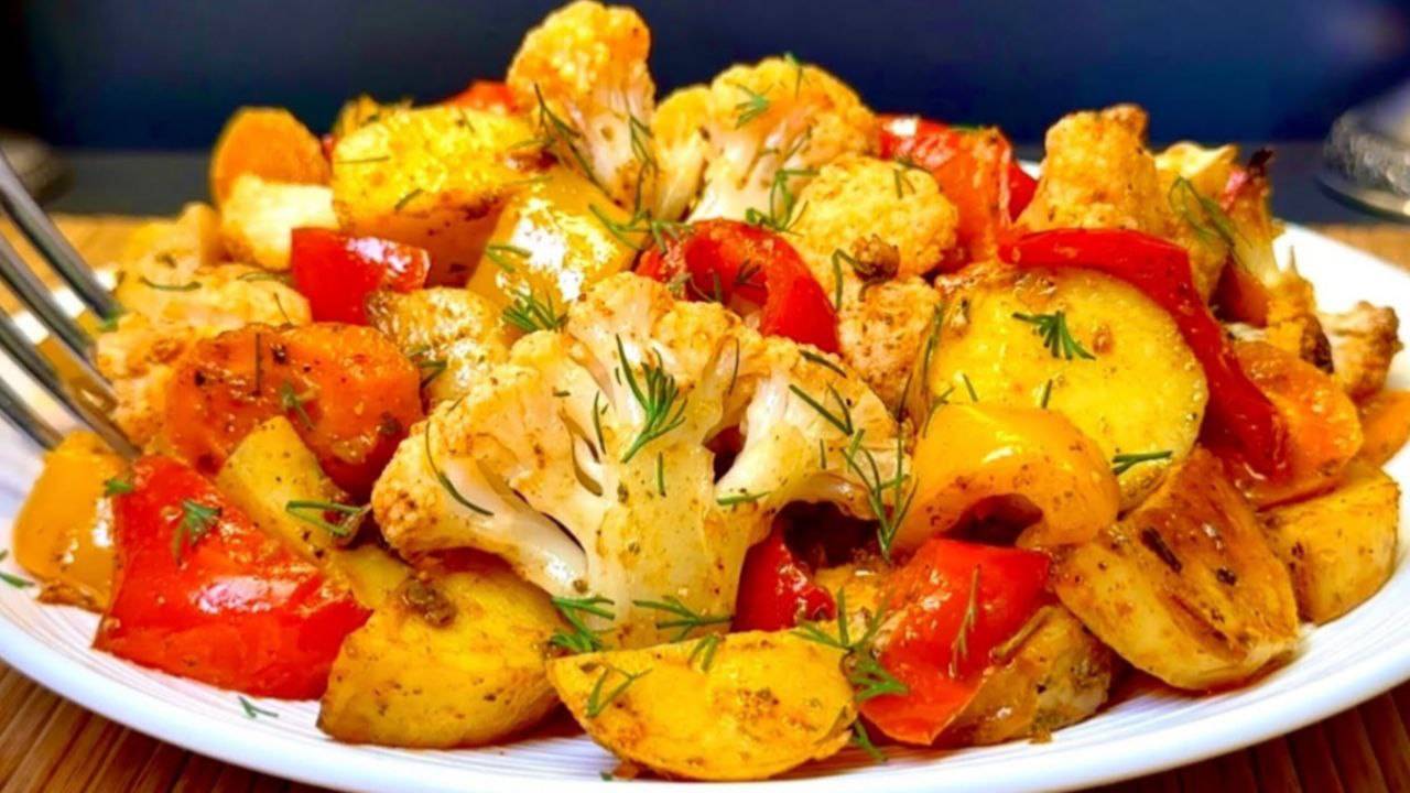 Отличный рецепт картофеля в духовке с цветной капустой и перцем, очень вкусно!