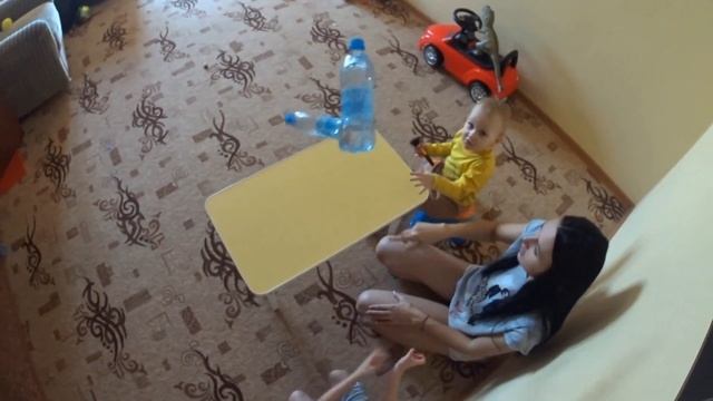 Боб и Лера Играют с Мамой в БУТЫЛКА ВОДЫ ЧЕЛЛЕНДЖ смотреть онлайн