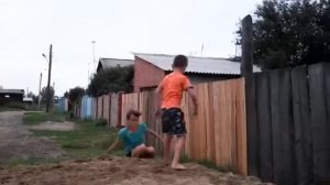 Мальчик победил девочку .