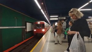 прибытие поезда метро 81-572 на станции Свентокшиская