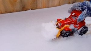 ТРАКТОР ЧИСТИТ СНЕГ\ СПЕЦТЕХНИКА в работе\ УБОРКА СНЕГА\ ИГРАЕМ С ТРАКТОРОМ В СНЕГУ\ Синий трактор