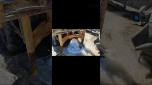 Мощный самоизлив при бурении артезианской скважины