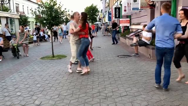 Сальса. Парень в газетных шортиках - не устоял!! смотреть онлайн