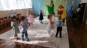 Весенняя пляска, малыши на 8 марта