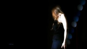 Красивая казашка поет