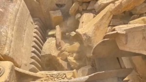 Строительство, дробление щебёнки