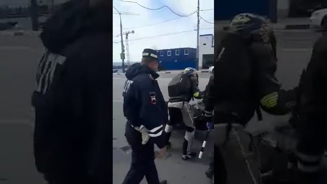 Мотоциклиста скрутили на въезде в город смотреть онлайн