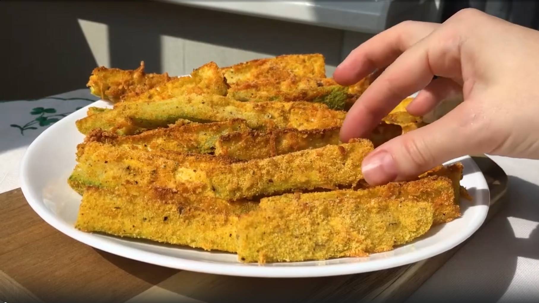 КАБАЧКОВЫЕ ПАЛОЧКИ В ДУХОВКЕ (РЕЦЕПТ В ПАНИРОВКЕ С СЫРОМ) БЕЗ МАСЛА!