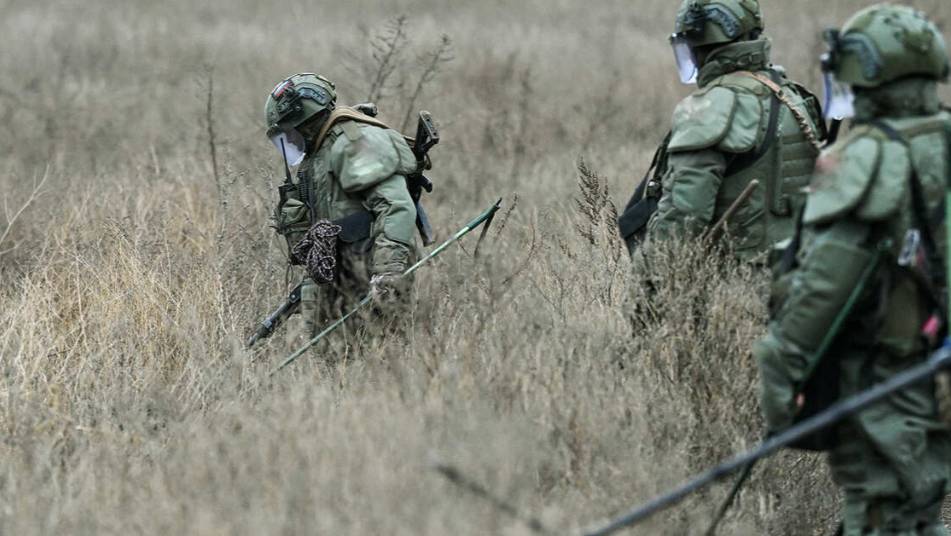Российские саперы разминируют дороги в ЛНР
