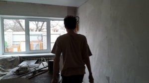 Потолки натянули,  люстры повесили. Внук Дима приехал на помощь.