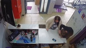 Пьяная москвичка устроила дебош в ПВЗ, забыв о возврате заказа
В Москве нетрезвая женщина