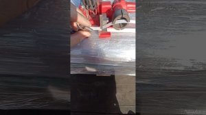 крепим груз на паллете с помощью пп ленты и скобы