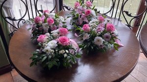 Набор свадебных композиция из живых цветов для банкетного зала