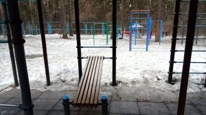 Сосновый бор. Тренажеры. Прогулка. Сосны. Свежий, весенний воздух. Тает снег. Март. Весна. Хорошо