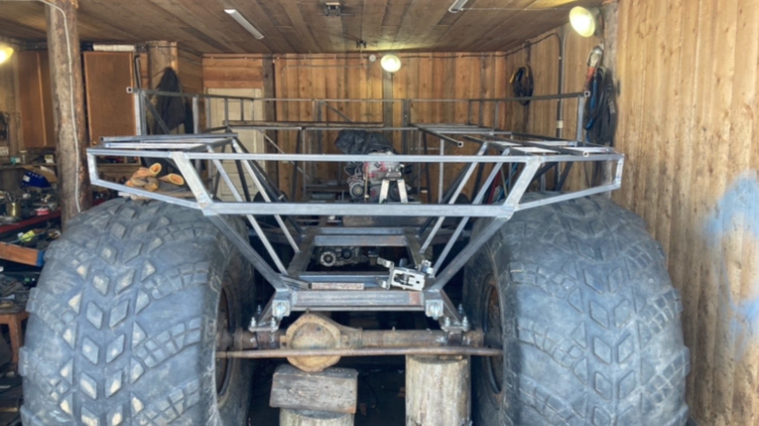 Строим народный вездеход в гараже, рама есть, работа идет.
