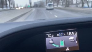 Демонстрация работы высоковольтной батареи Toyota Noah ZWR-80 2016г. Полная зарядка.