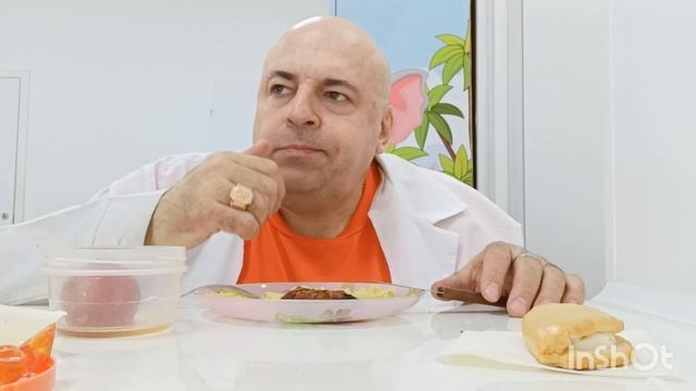 Мукбанг на работе. Отбивные с рисом, солёные помидоры и сочник. Очередной поход в театр.