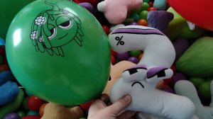 играем в детском бассейне в мягкие буквы алфавита лор и шарики спрунки, алфавит лора, спрунки, lore