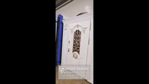 Двухстворчатая входная белая дверь с загородный дом с терморазрывом