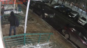 Воры ночью лезут в подъезд жилого дома