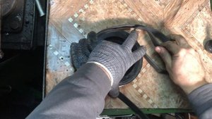 Как открутить шкив коленвала. How to unscrew the crankshaft pulley.