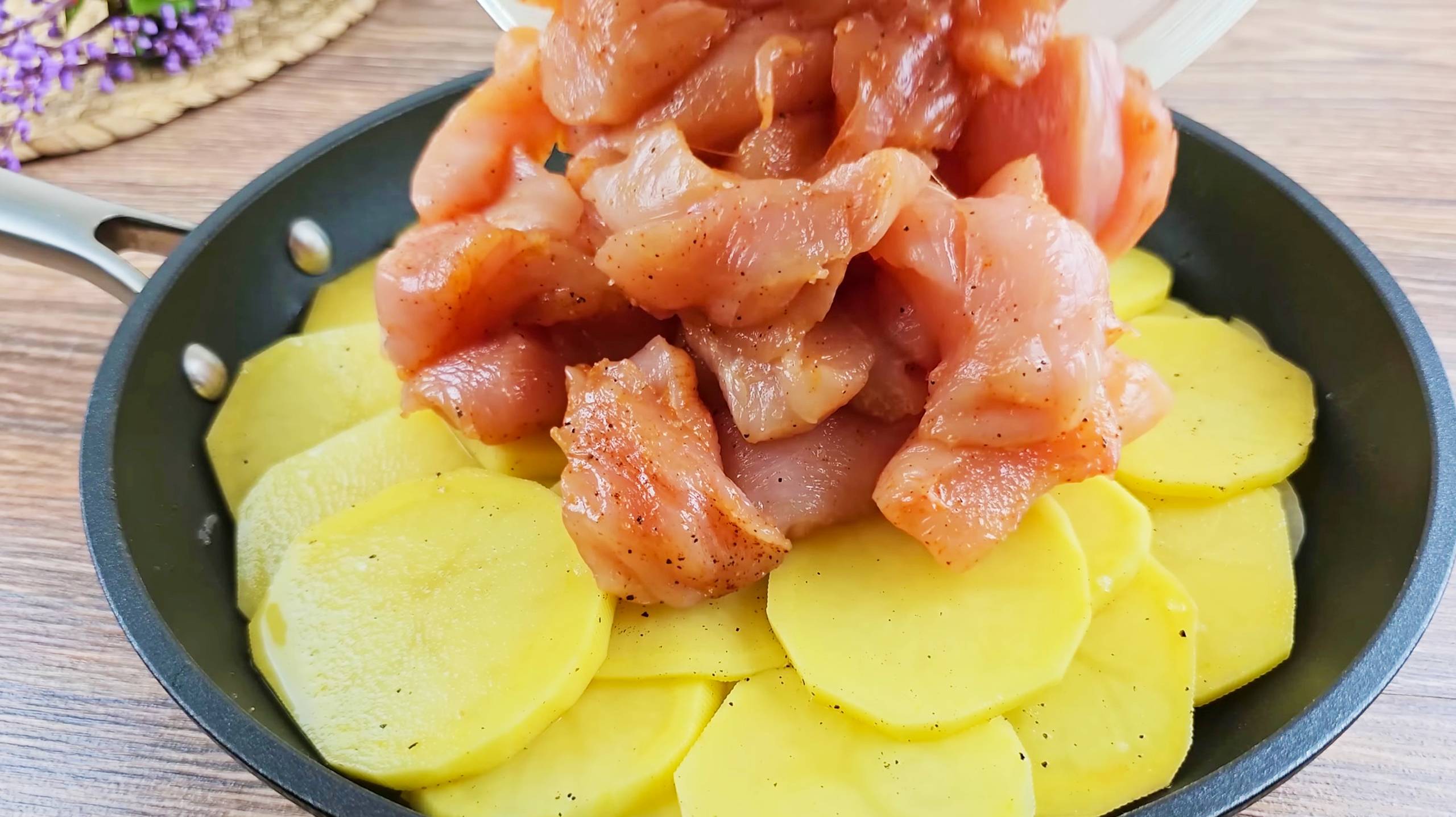 Теперь курицу с картошкой готовлю только так! Все смешать и в духовку! Куриное филе с картошкой!