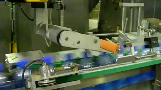 Высокоскоростная этикетировка ПЭТ-бутылок в линии заказчика