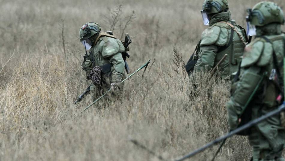 Российские саперы разминируют дороги в ЛНР