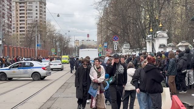 Сотни фанатов Паши Техника пришли с ним проститься к Храму / 11 сентября 2025 ПАША ТЕХНИК