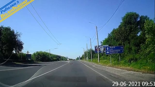 Мама качка переводить через дорогу Луцьк-Львів маленьких каченят смотреть онлайн