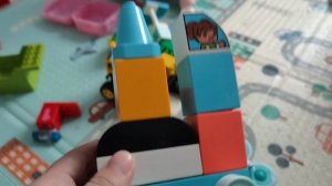 играем в лего, строим машинки из кубиков лего