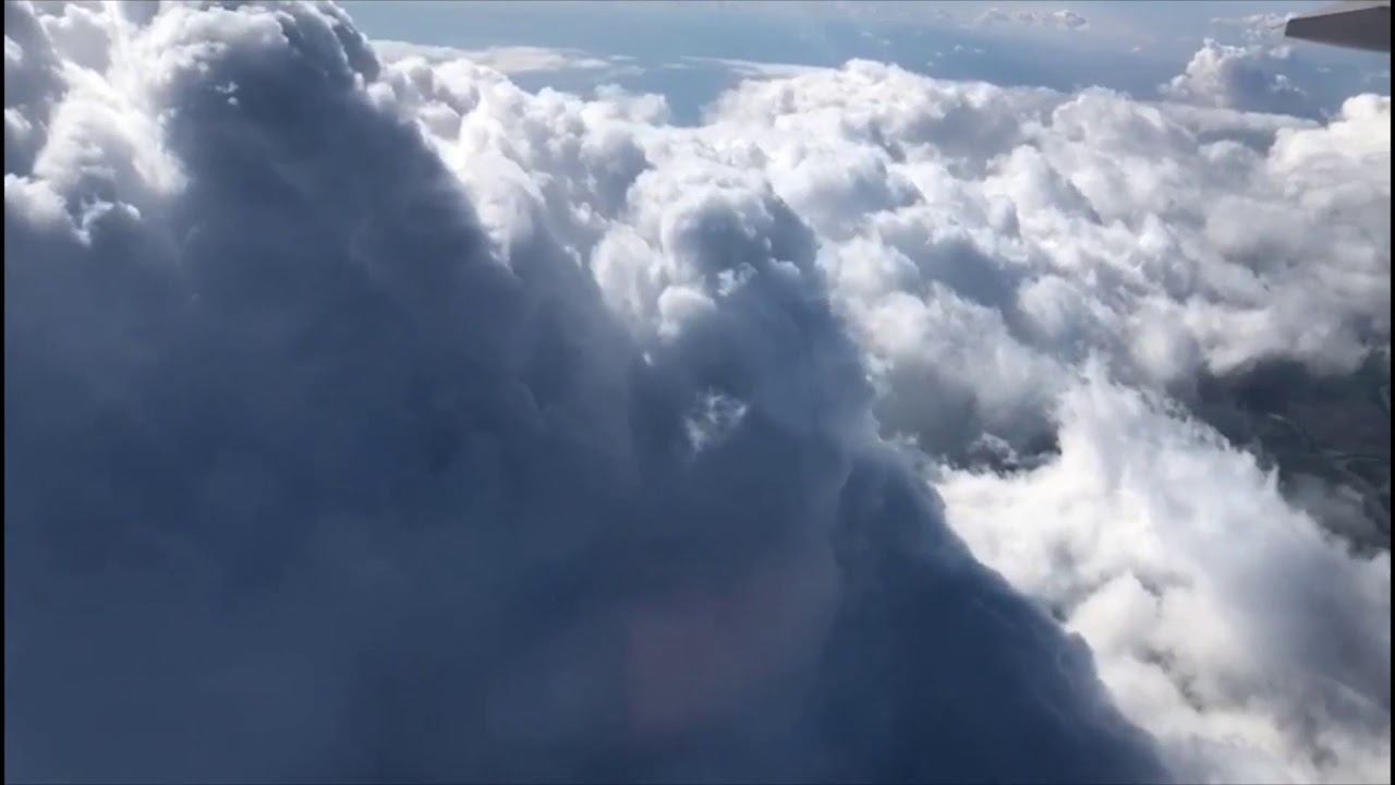 Полёт на самолёте Boeing 737 в дождливую погоду
