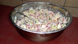 Салат из редиски и яблок со сметаной