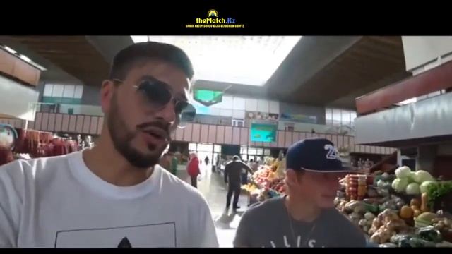 Аршавин посетил базар в Алматы.