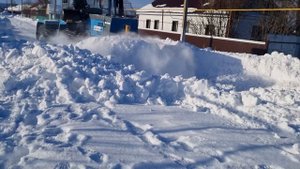 Чистка снега 2024 на ХТЗ 17221,ну или уборка снега на Т 150. Будни тракториста. Деревенская жизнь.