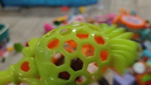 играем в детскую мгрушку погремушку для малышей